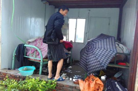 西三环两侧，一个建筑工地的工人宿舍被大风摧毁，宿舍活动板房的墙壁被风刮飞。