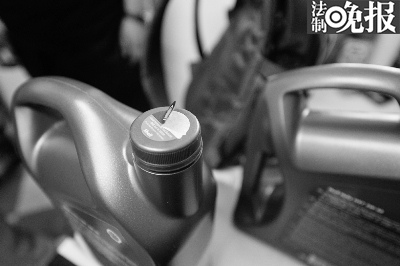 不过，记者接连撕开4桶润滑油瓶盖的第二层，仅有一桶显示有验证码