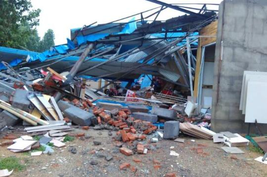 　　西三环与祈福大道交叉口附近，一家建材仓库被大风刮塌，所有建材被埋在废墟下。仓库老板现在旁边欲哭无泪。