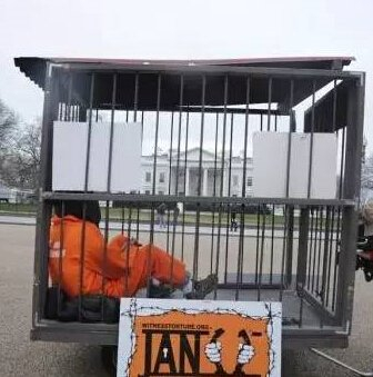 美国民众把自己关进牢笼，抗议虐囚。