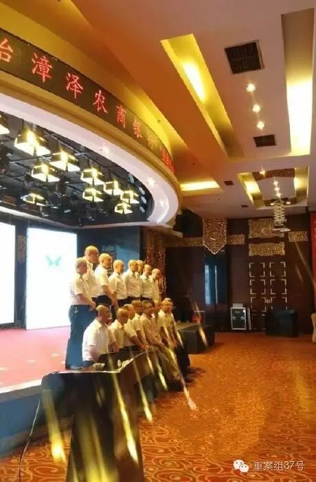 ▲同一场合还有不少男子被剃光头。 视频截图