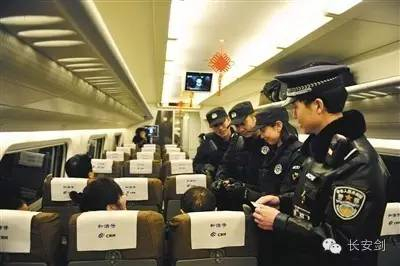 图：警察查验公民身份时需表明身份并出示警察证，公民有义务配合。