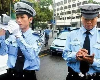 图：警察执法应接受监督的大环境下，除特殊情况，警察处警一般也会使用执法记录仪。