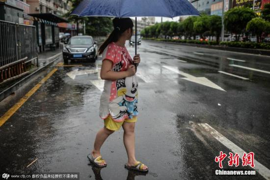 　　资料图：2015年08月03日消息，广东省深圳市。两年前，12岁的湖南女孩思思(化名)被同村74岁老人性侵并产子，这一消息曾引起媒体及社会各界广泛关注。图片来源：CFP视觉中国