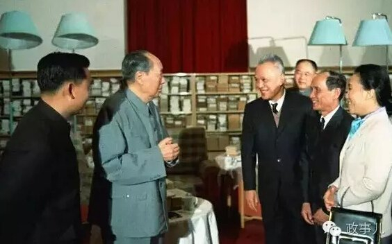 　　图：1973年11月19日，毛泽东在中南海会见越南南方民族解放阵线中央委员会主席团主席阮友寿。右三为李德生。