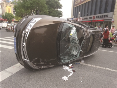 顶翻他人轿车