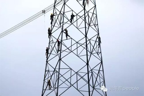 救援人员抢修电路。