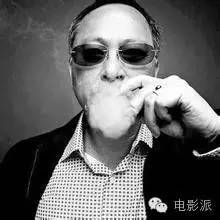 《三人行》是一味宣扬银河映像的招牌元素，枪战场面的慢镜头，人物行为变化缺乏内在动机。