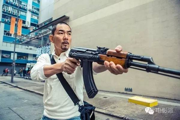 平头留胡须的任贤齐一出场，叼着烟拿着ak的样子真的是老大形象尽显。