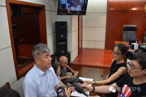 原告律师接受媒体采访，对法院将“行规”作为判决依据提出异议。 石景山法院供图