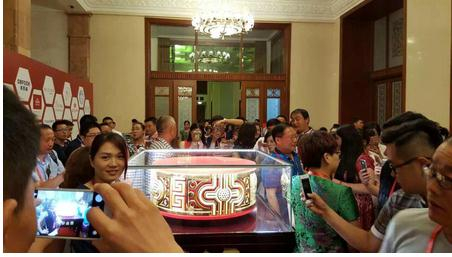 梦金园“世界最大金戒指”人民大会堂引轰动_手机新浪网