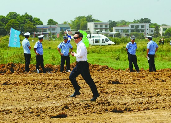 2013年7月20日，长沙望城区回龙村，世界第一高楼“天空城市”项目奠基仪式举行。远大总裁张跃乘直升机抵达仪式现场。视觉中国供图