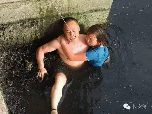 （图：秦皇岛“咬绳哥”。）