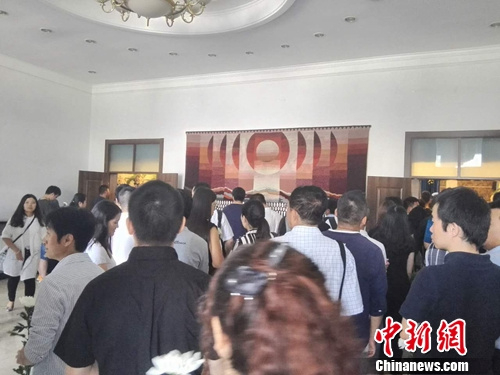 7月2日上午，告别大厅站满了前来为金波送行的人。