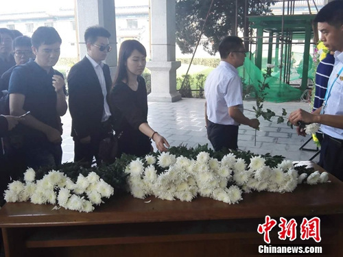 7月2日，众人领取一朵鲜花，送别金波。