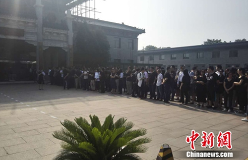 2日上午，等候送别金波的人们排起了长队。