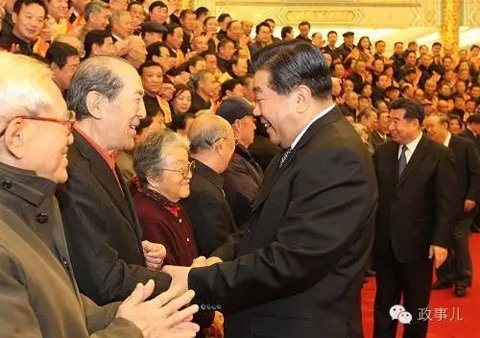 　　图为2010年，时任中央政治局常委、全国政协主席贾庆林出席中国老区建设促进会成立20周年总结表彰大会。