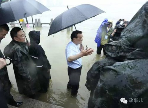 李克强冒雨在武汉长江干堤现场指挥抢险救灾