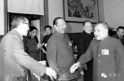 邓小平在人民大会堂会见王任重、习仲勋（左二）