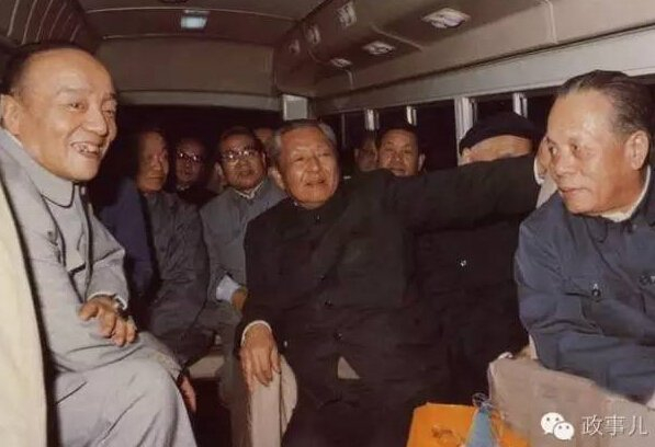 杨尚昆、习仲勋与广东省领导乘面包车下乡。
