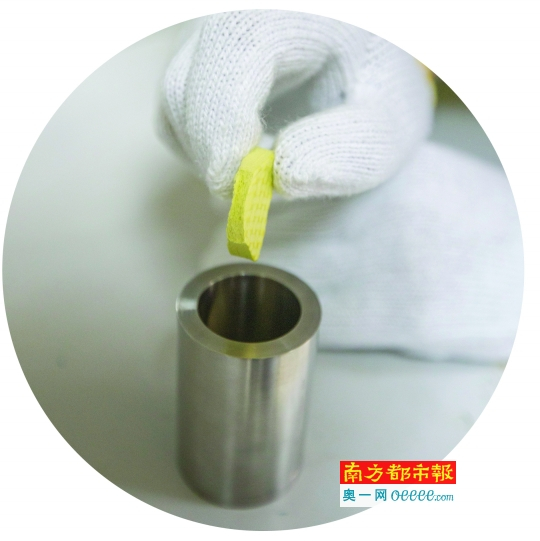 脱落后的部分放入模拟儿童食道大小的小零件筒测试。