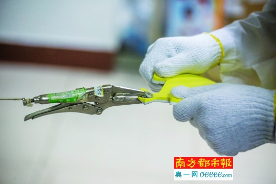 拉力计测试儿童地垫边角位是否容易受外力后脱落。