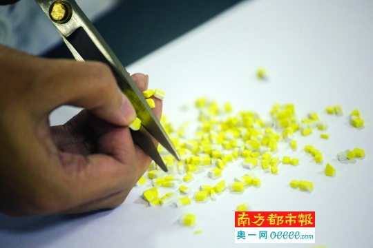 测试人员剪出化学测试的样品。