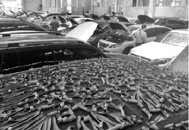 　　拍卖会现场摆放的“泡水车”中，有一些是被水淹没过顶的，车顶上还存有干裂的泥浆痕迹。本版图片本报记者 徐楚云 摄