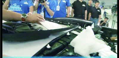 ▲这位评委认为，虽然左边雅阁的隔热棉处理得更好看，但是人们平时看不到