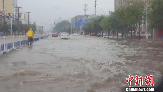 衡水市和平西路积水严重。 崔志平 摄