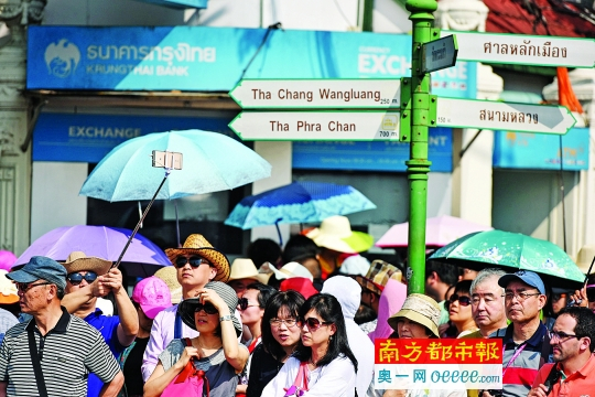 　　2016年2月11日，在泰国曼谷，游客在大皇宫附近的路口等候。彼时正值中国春节，中国游客带火泰国旅游。 新华社发（资料图）