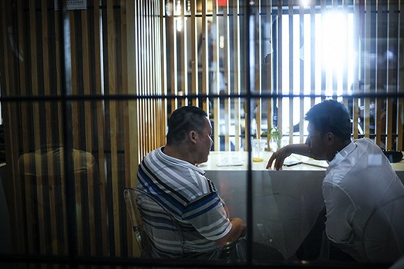 创业者在中关村创业大街3W咖啡馆讨论。摄影：吕萌