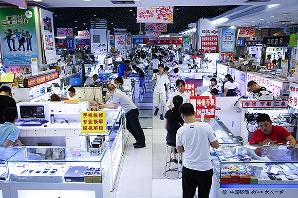 中关村鼎好地下一层手机卖场。摄影：吕萌