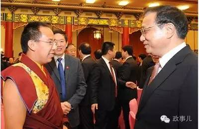 2014年全国政协新年茶话会上，李克强曾与十一世班禅亲切交谈。