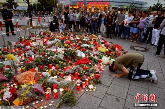 　　当地时间7月23日，德国慕尼黑警方公布的信息显示，22日晚发生在该市奥林匹亚购物中心附近的袭击事件造成9名平民死亡，1名凶手自杀身亡，10余人受伤。23日白天，慕尼黑当地民众自发前往事发地奥林匹克购物中心封锁线外的地铁站献花和点蜡烛致哀。