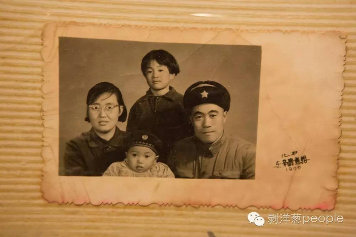 韩亚文小时候照的全家福，新京报记者 侯少卿 摄