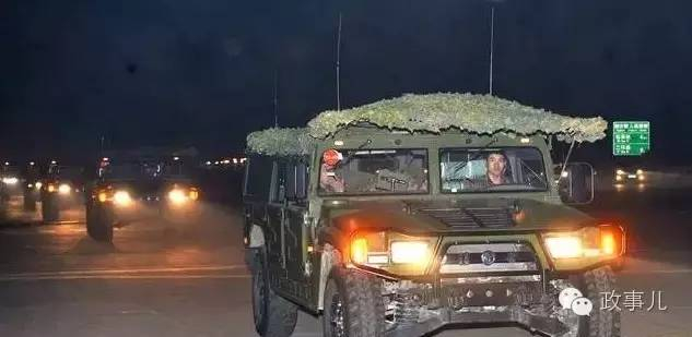 移防搬迁车队夜间机动途中