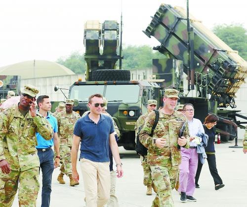 　　在韩国访问的美国陆军部长范宁（左二）2日在乌山市视察驻韩美军第35防空炮兵旅。据报道该旅将负责操作“萨德”系统。