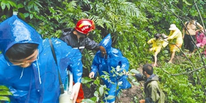 青城后山暴雨 数十游客被困 消防队解救后已安全下山 手机新浪网