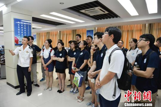 图为营员们在海口海事监管基地参观。洪坚鹏 摄