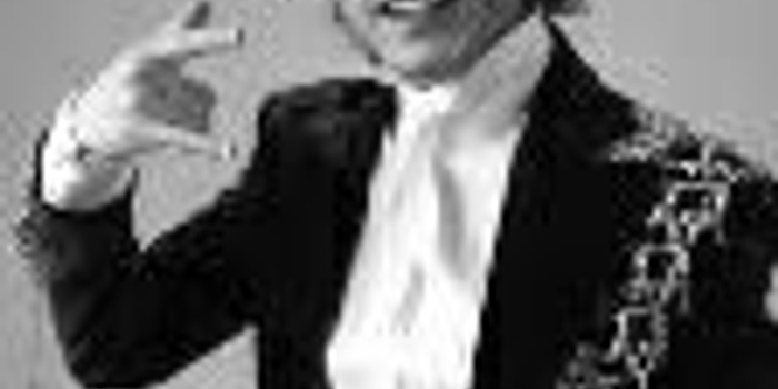 李咏新歌声登台唱歌