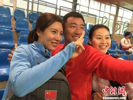 杜丽（左）、前奥运冠军杨凌（中）与易思玲一起自拍 宋方灿 摄