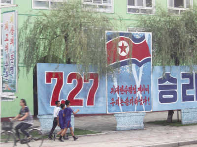 　　朝鲜“727战胜日”宣传标语。朱凯 摄
