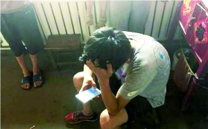 　　7月，有网友爆料称，青岛胶州一中高三考生常升，志愿被人偷偷篡改，导致其上不了大学。（图为落榜的常升对自己的未来感到迷茫）