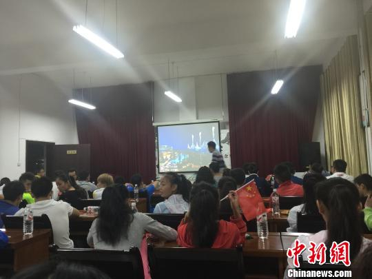 8月9日凌晨，贵阳清镇体操训练馆小队员们观看体操男团决赛 刘鹏 摄