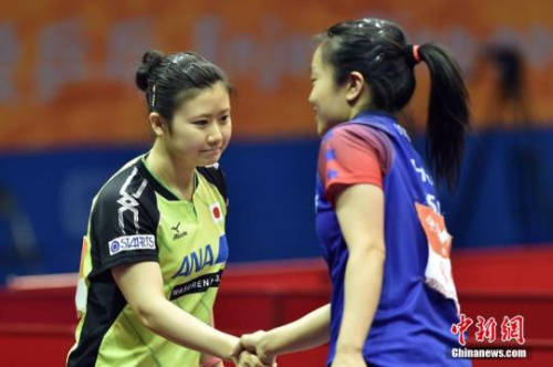 资料图：图为福原爱赢得比赛后与对手友好握手。 王思哲 摄