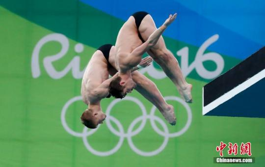 　　当地时间8月8日，里约奥运会男子双人十米台决赛中，英国选手戴利/古德费洛以总成绩444.45分获得铜牌。 杜洋 摄