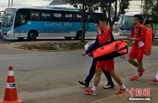 　当地时间8月8日，巴西里约，记者在羽毛球馆外偶遇刚刚结束训练的中国羽毛球队，林丹等球员步行返回一墙之隔的奥运村。 王牧青 摄