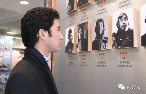 静静看着爷爷的照片