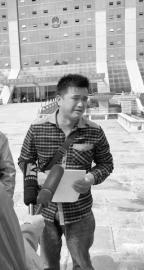 受害幼儿侯磊的父亲在云南省高院门外哭诉。（图据云南信息报）